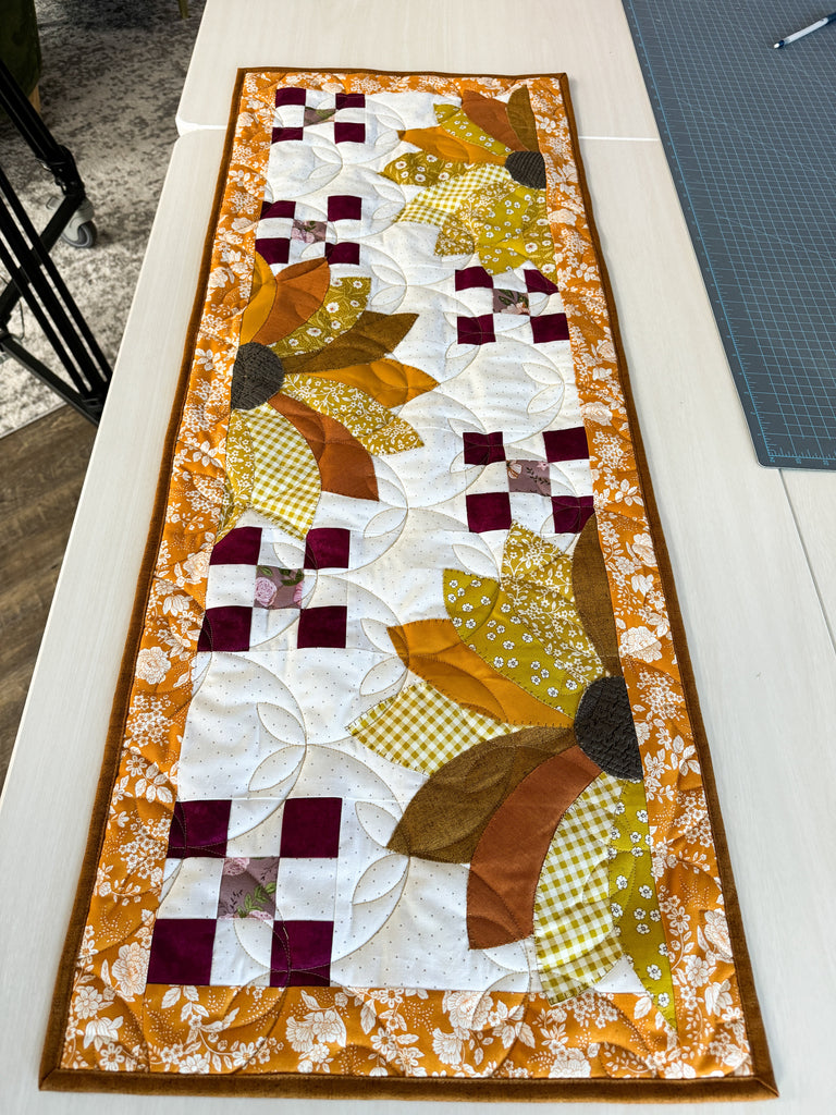 Daisy Bloom Sunflower Table Runner Kit (17 1/2" x 45")