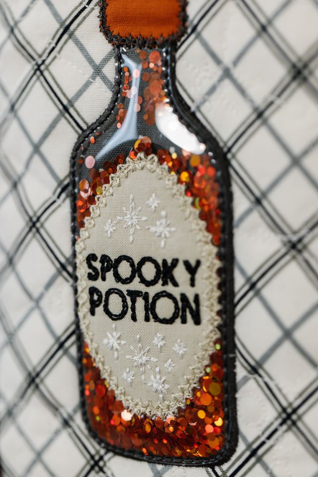 SpoPumpkins and Potions Ladder Quilt Embellishment Kitoky Potion embellishment 